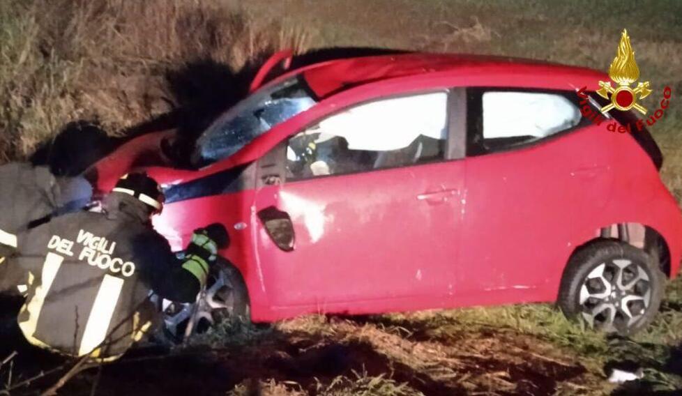 Finisce fuori strada, ferita una 25enne