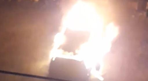 Livorno, auto a fuoco nel cortile del palazzo a Shangai: fiamme sotto le case – Video