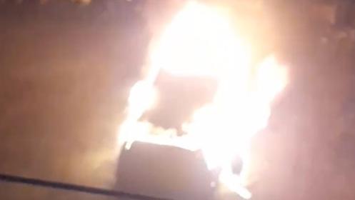 Livorno, auto a fuoco nel cortile del palazzo a Shangai: fiamme sotto le case – Video