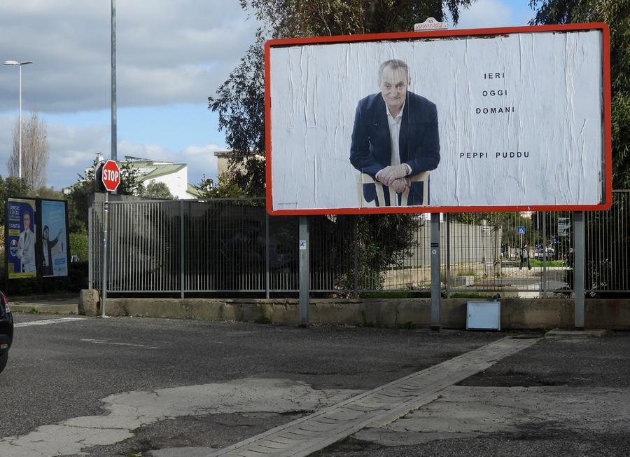 
	Il manifesto elettorale di Peppi Puddu, evidentemente appassionato di Vittorio De Sica

