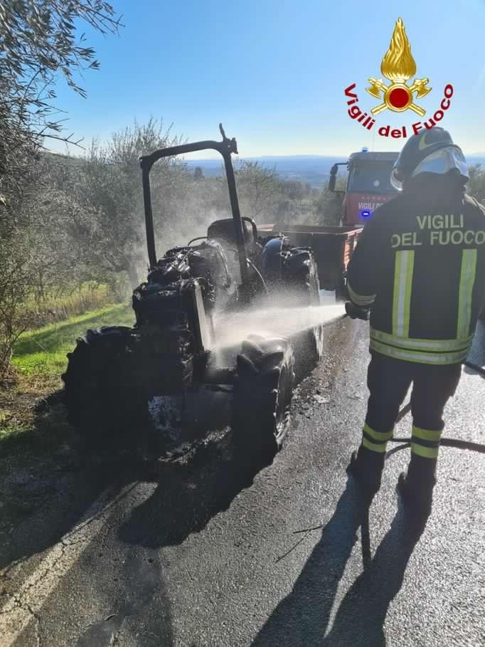Capannori, trattore in fiamme lungo la strada