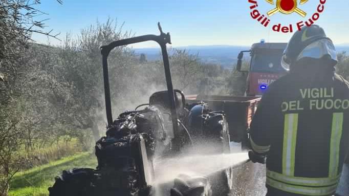 Capannori, trattore in fiamme lungo la strada