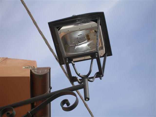 Nuoro, via dell’Ulivo al buio: «Per rientrare a casa utilizziamo la torcia»