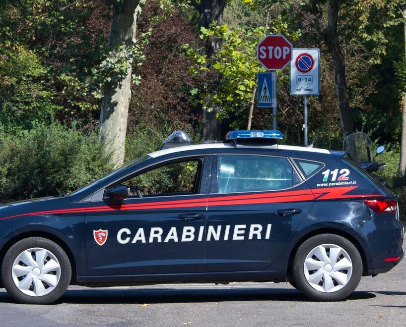 Carrara, lo trova a urinare al cancello di casa e lo rimprovera ma viene aggredito<br>
