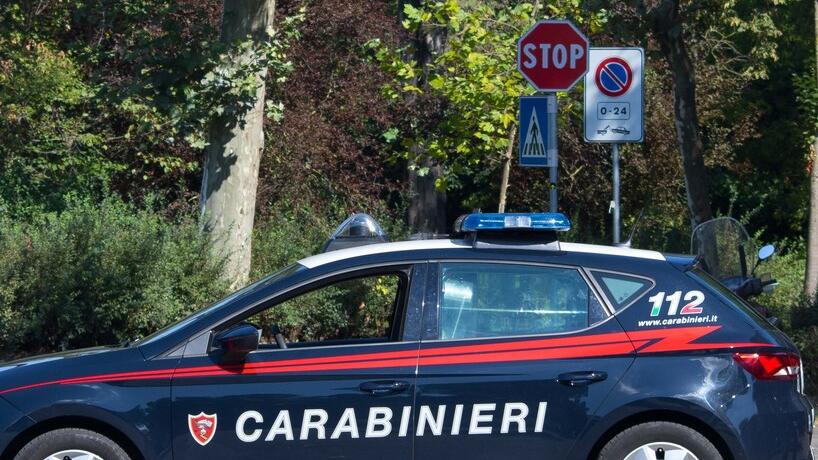 Carrara, lo trova a urinare al cancello di casa e lo rimprovera ma viene aggredito<br>