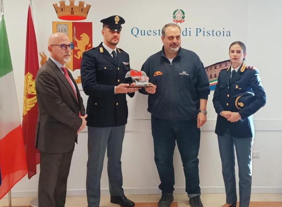 Pistoia, salva una donna durante una cena al ristorante: premiato poliziotto