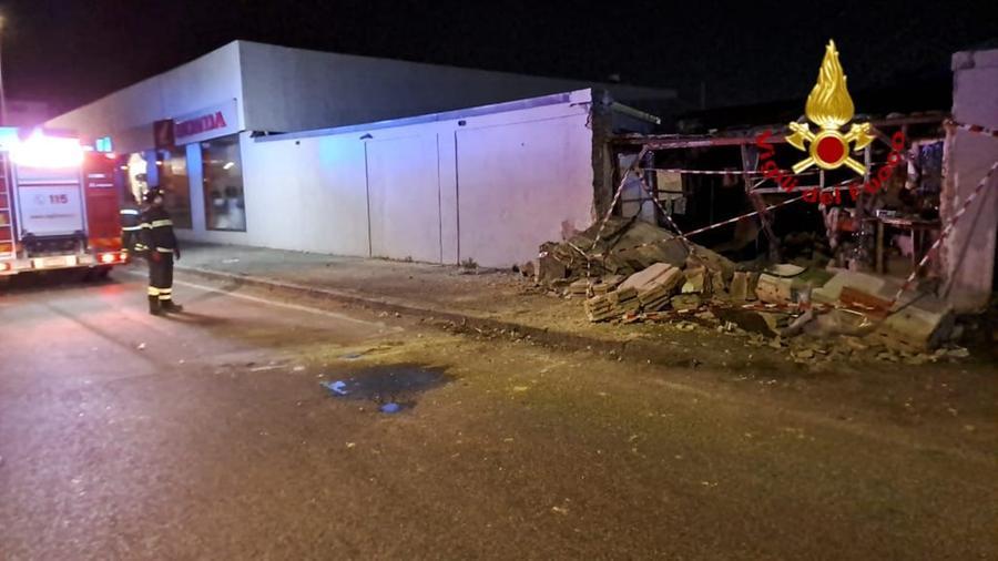 Livorno, con l’auto si schiantano contro il muro della concessionaria: soccorsi