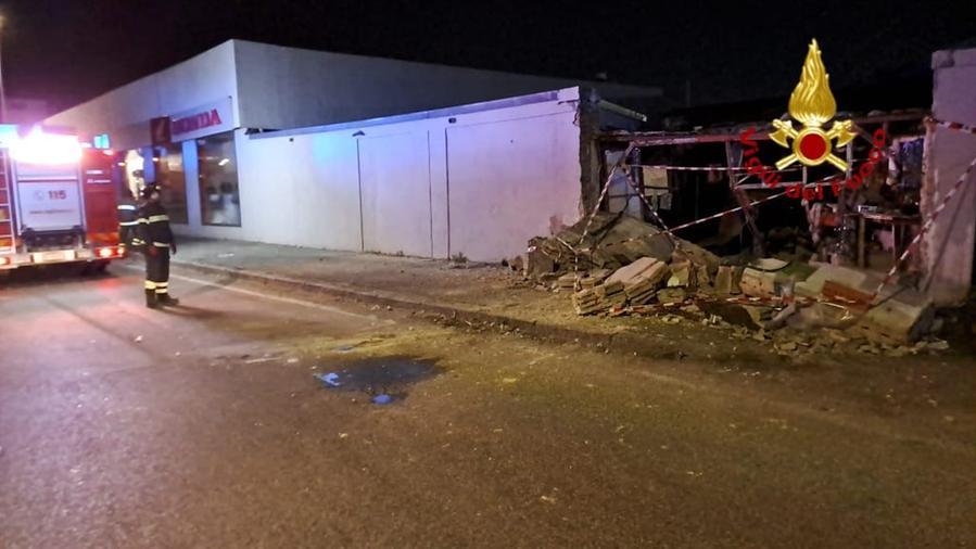 Livorno, con l’auto si schiantano contro il muro della concessionaria: soccorsi