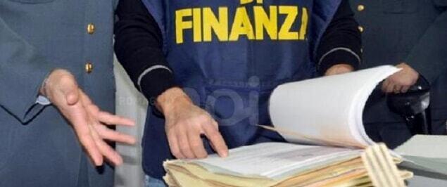 Lucca, false fatture: chi è il designer condannato