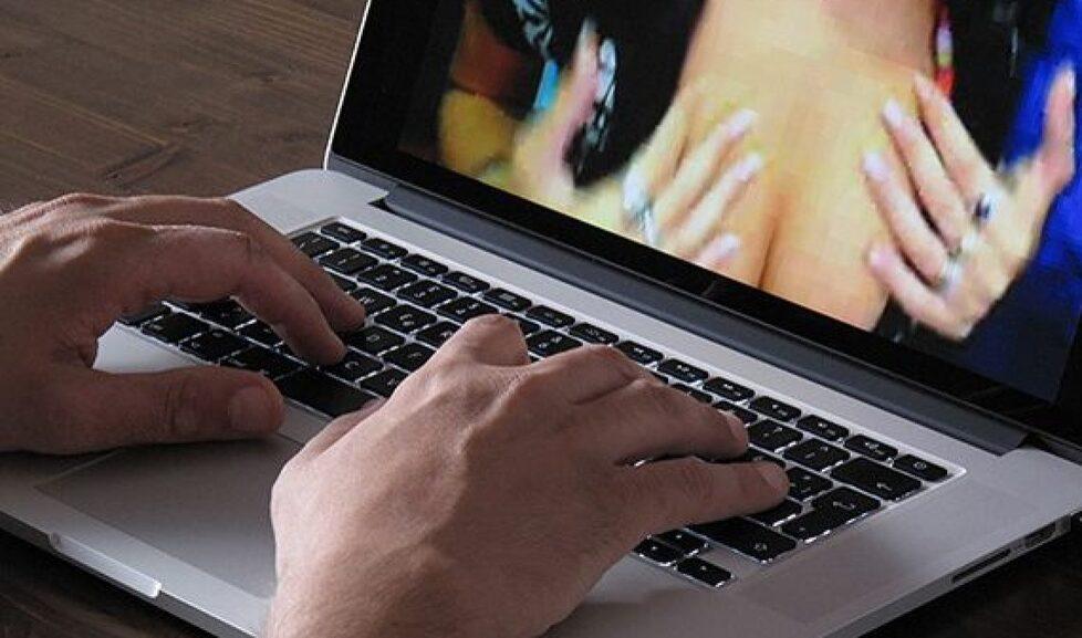 Viareggio, lei lo lascia e lui si vendica: mostra al marito i video hard