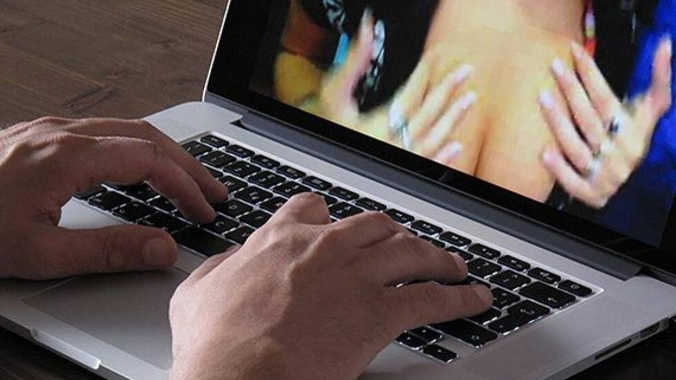 Viareggio, lei lo lascia e lui si vendica: mostra al marito i video hard