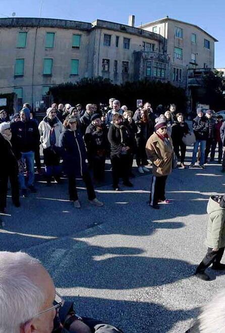 Massa, in cento per dire «no al cemento». Il flash mob del comitato Ugo Pisa<br>
