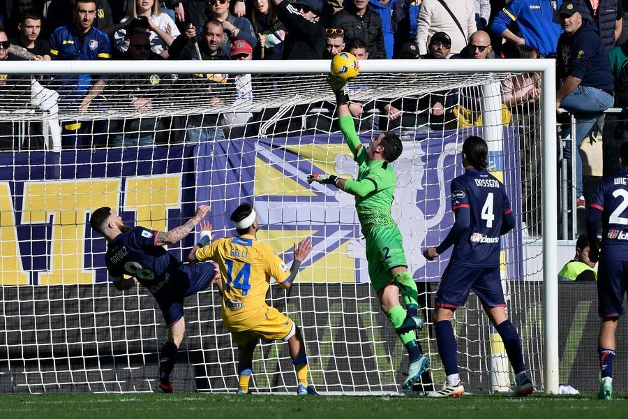 Naufragio del Cagliari: il Frosinone vince 3-1