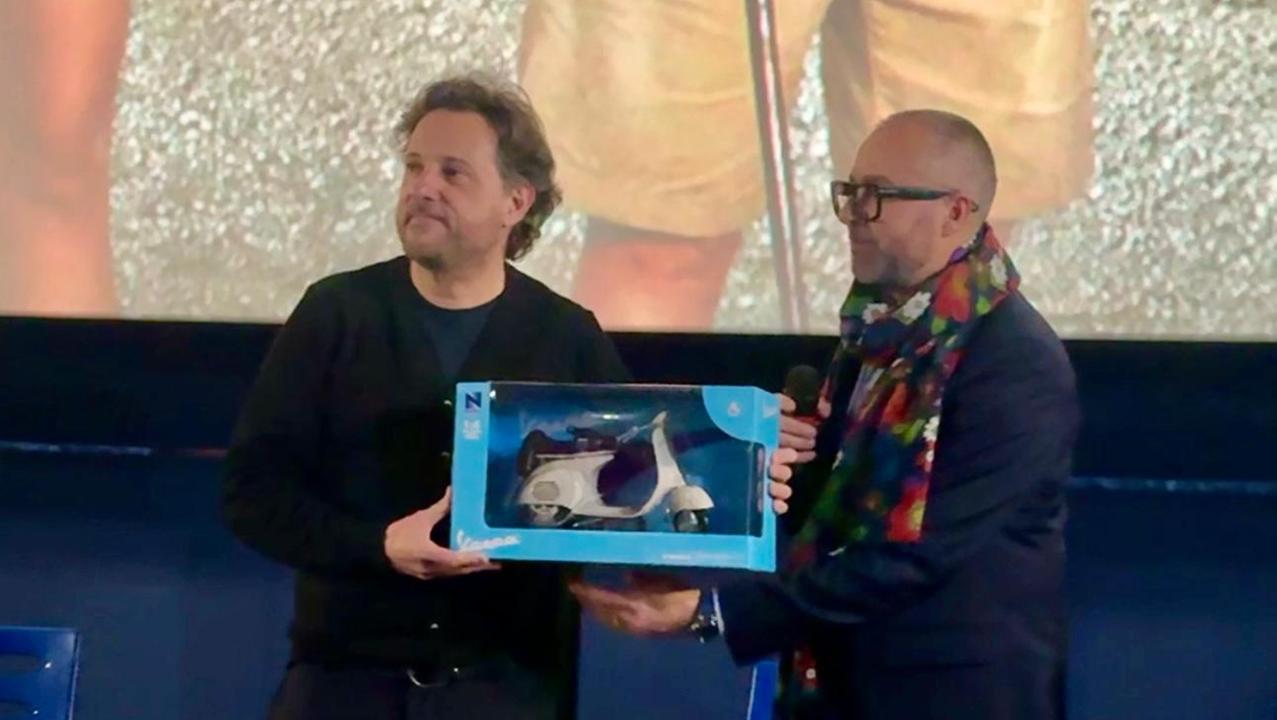 Pieraccioni show al Cineplex di Pontedera: battute, applausi e una Vespa in miniatura in regalo