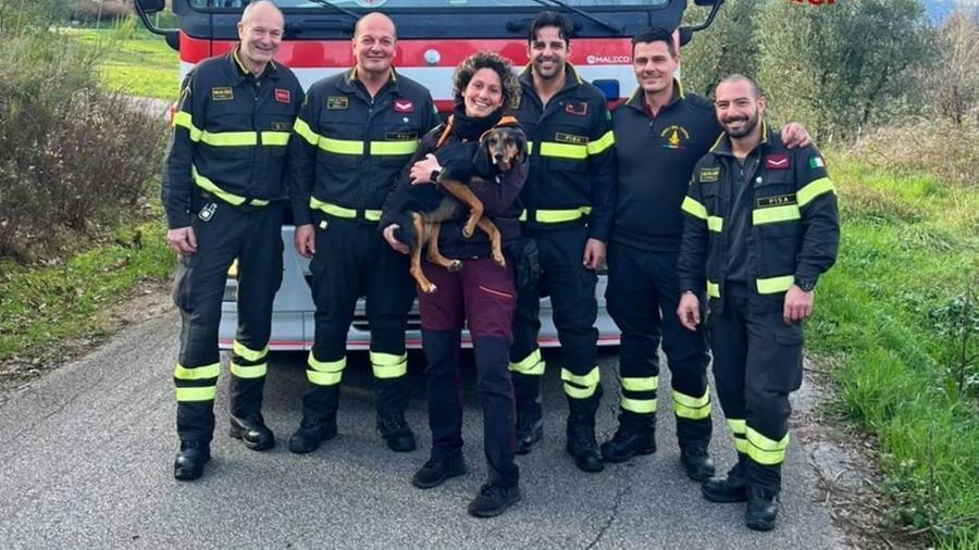 
	I vigili del fuoco insieme alla cagnolina e alla proprietaria (Foto vigili del fuoco)

