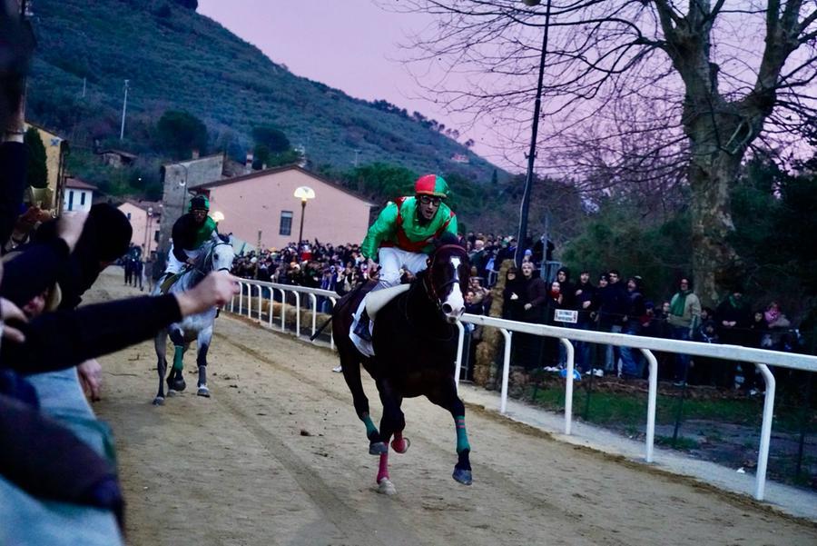 Palio di Buti, trionfa San Michele. Niente finale per Pievania