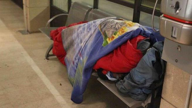 Il dramma dei senzatetto in stazione: «Basta con la strage degli invisibili»
