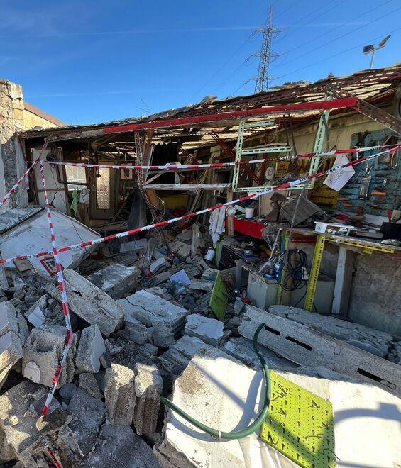 Livorno, con l'auto abbattono il muro della concessionaria, Balzarini: "E' la terza volta"
