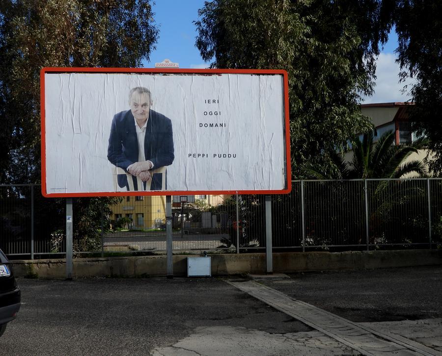
	Lo sfortunato manifesto elettorale di Peppi Puddu che dai primi del mese guardava i suoi (mancati) elettori

