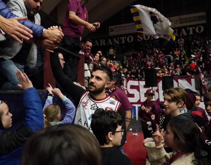 Libertas, basket champagne per salutare capitan Forti