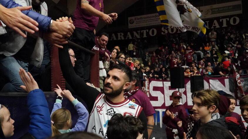 Libertas, basket champagne per salutare capitan Forti