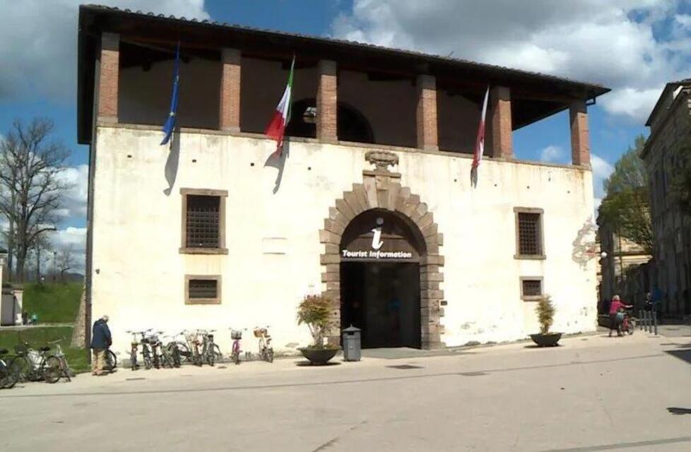 Il punto di informazioni turistiche in piazzale Verdi all’epoca dei fatti gestito da Itinera, con incasso dei ticket dei bus turistici, poi fusa in Metro Srl