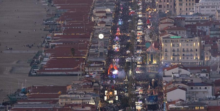 Il primo corso mascherato dell’anno scorso immortalato dall’alto dal genio fotografico di Massimo Sestini