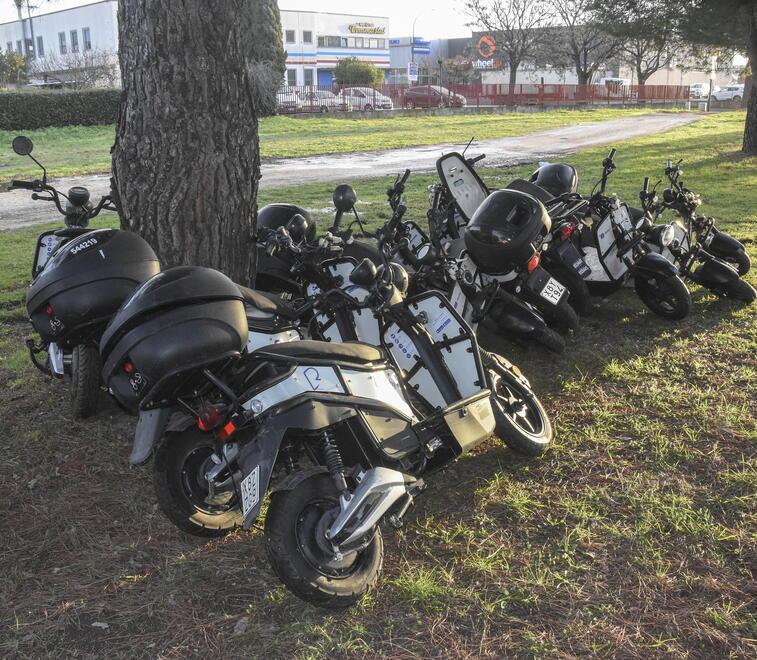 Gli scooter elettrici Reby abbandonati (foto Agenzia Bf)