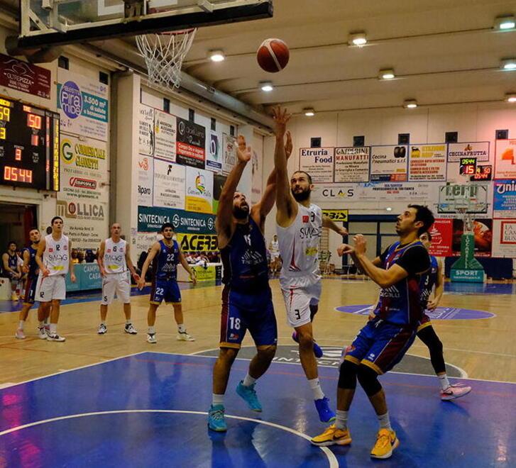 Nella foto Bogdan Milojevic a canestro: anche ieri a Firenze è stato tra i migliori del Basket Cecina (foto Falorni/Silvi)