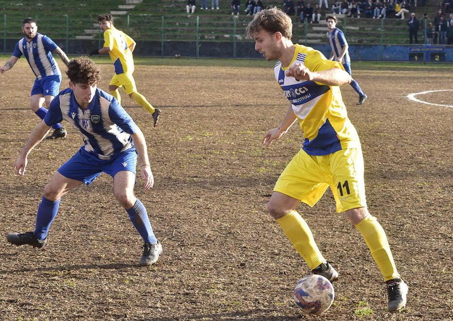 Nella foto Mattia Lepri con la palla: nelle ultime quattro gare ha segnato tre gol decisivi per il Piombino (foto Paolo Barlettani)