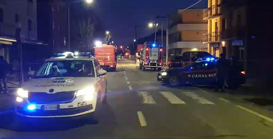 Esplode una palazzina nella notte: estratta una persona dalle macerie