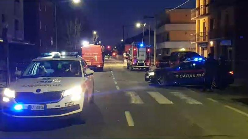 Esplode una palazzina nella notte: estratta una persona dalle macerie