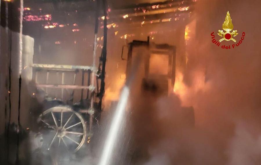 A Felina tre vitelli e cinque pecore muoiono nel rogo di due stalle