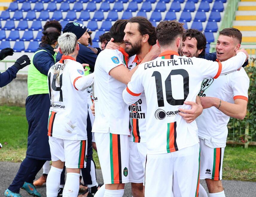 L’entusiasmo per la vittoria della Aglianese (foto Innocenti/Nucci)