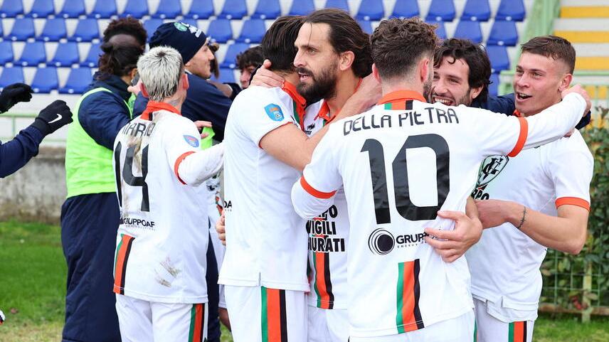 L’entusiasmo per la vittoria della Aglianese (foto Innocenti/Nucci)