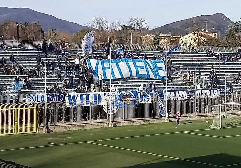 Lo striscione contro il presidente Stefano Commini esposto dai tifosi del Prato