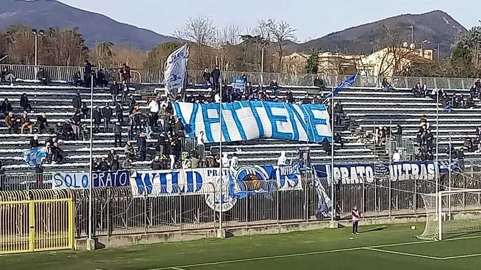 Lo striscione contro il presidente Stefano Commini esposto dai tifosi del Prato