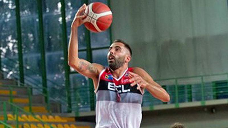 Un tentativo a canestro di Andrea Barsanti (foto archivio)