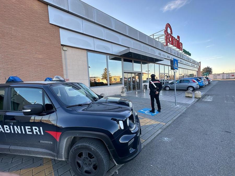 Spinge e minaccia due commessi e i carabinieri, arrestato ladro di alcolici