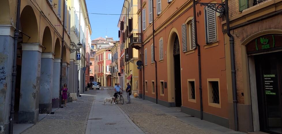 Modena, due 14enni rapinati in centro