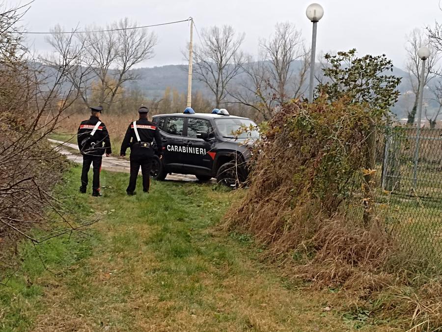 Rubano energia attaccandosi al palo della luce, denunciati in otto