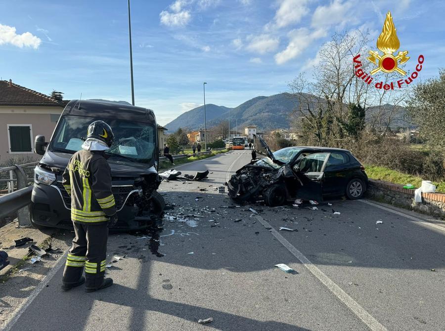 Lucca, scontro frontale sulla Sarzanese: grave un uomo