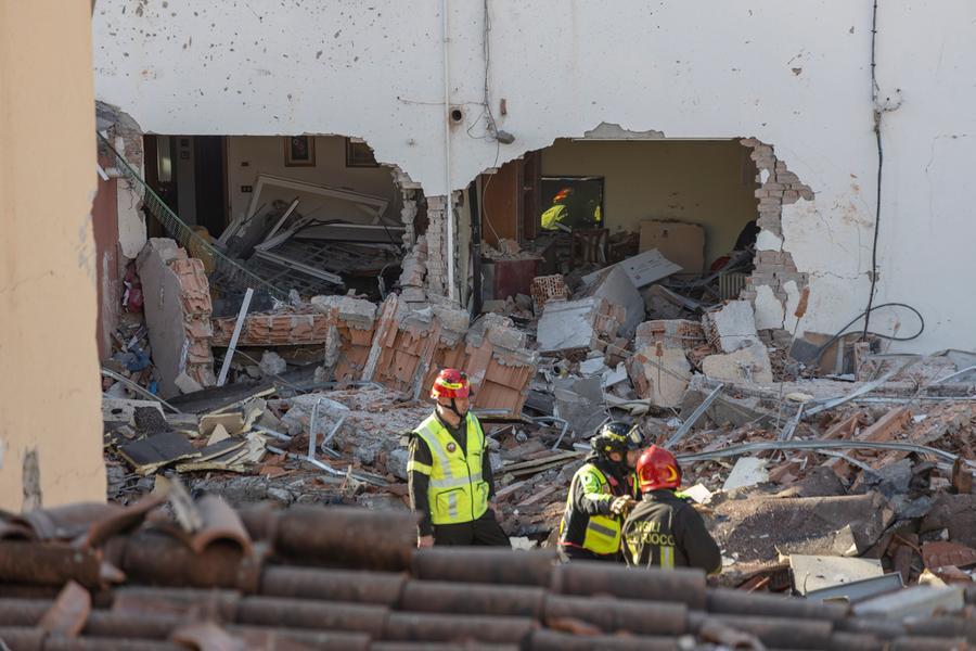 Esplode una palazzina nella notte: terrore a Rovereto, estratta una persona dalle macerie