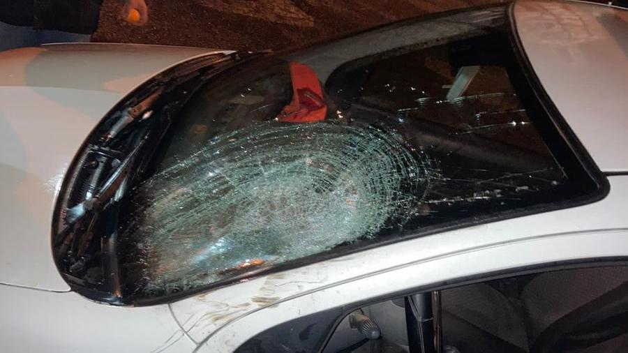 L'auto dei giovani di Ghilarza colpita da una pietra