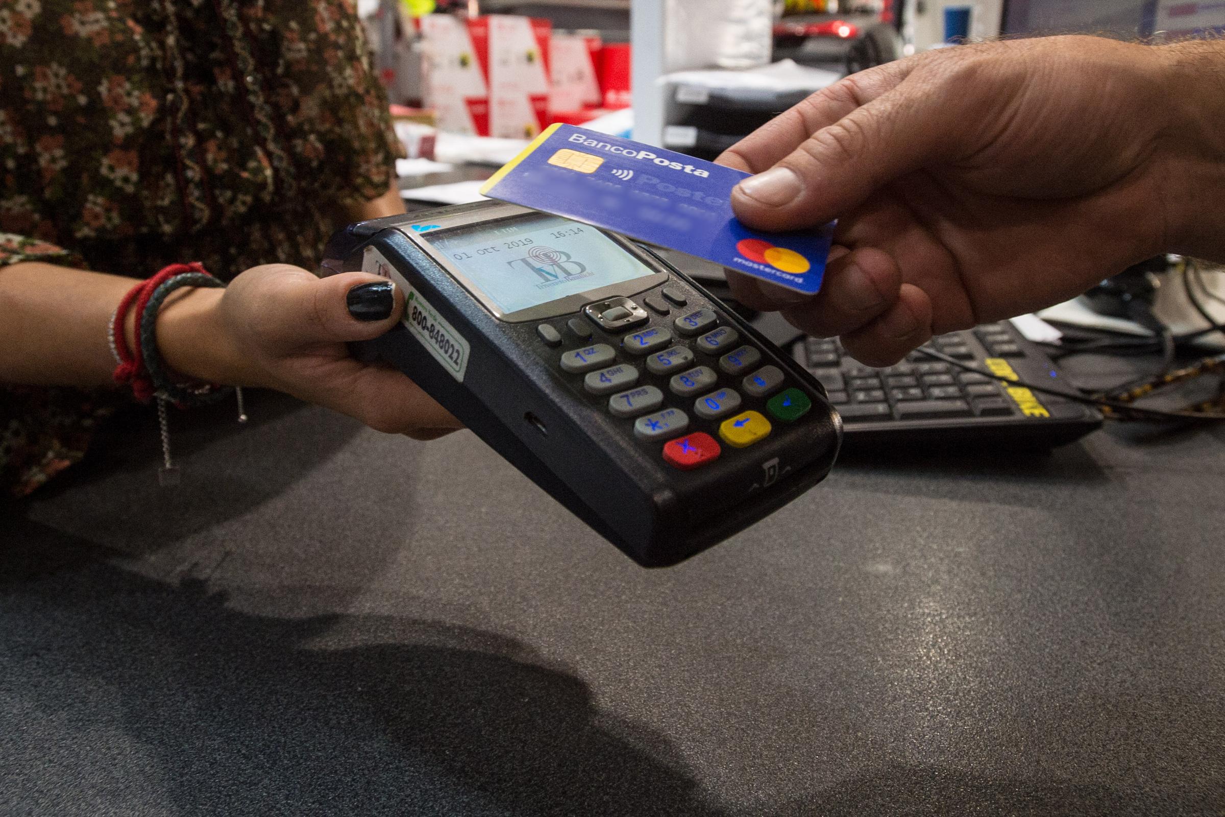 Nel supermercato di Thiesi dove non si accettano contanti: «Solo pos per ragioni di sicurezza»