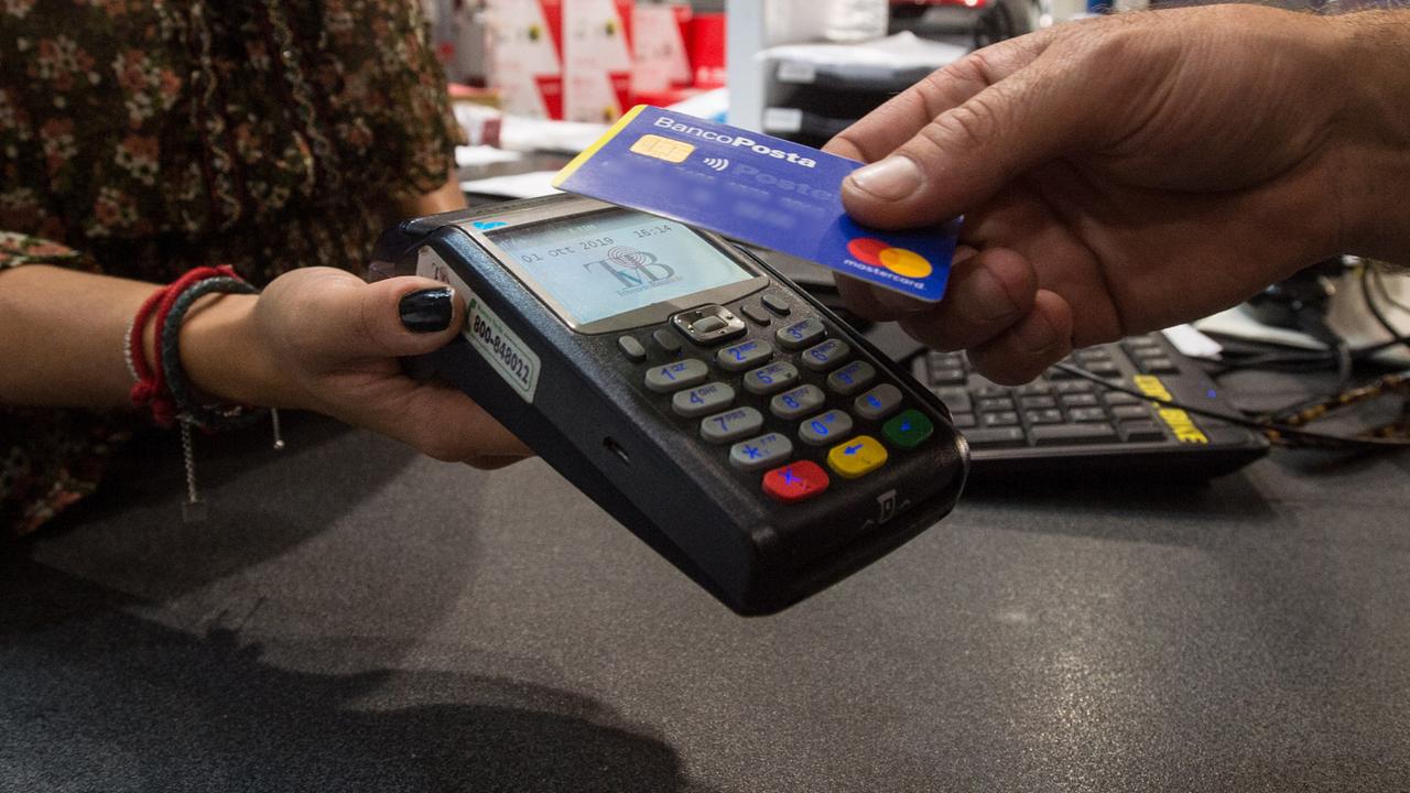 Nel supermercato di Thiesi dove non si accettano contanti: «Solo pos per ragioni di sicurezza»