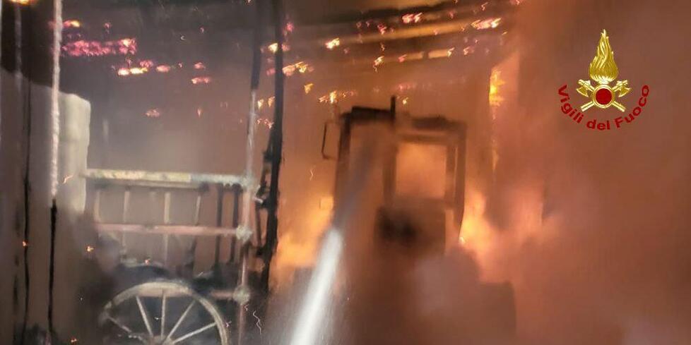 A Felina bruciano stalla e fienile, morti due vitelli e cinque pecore