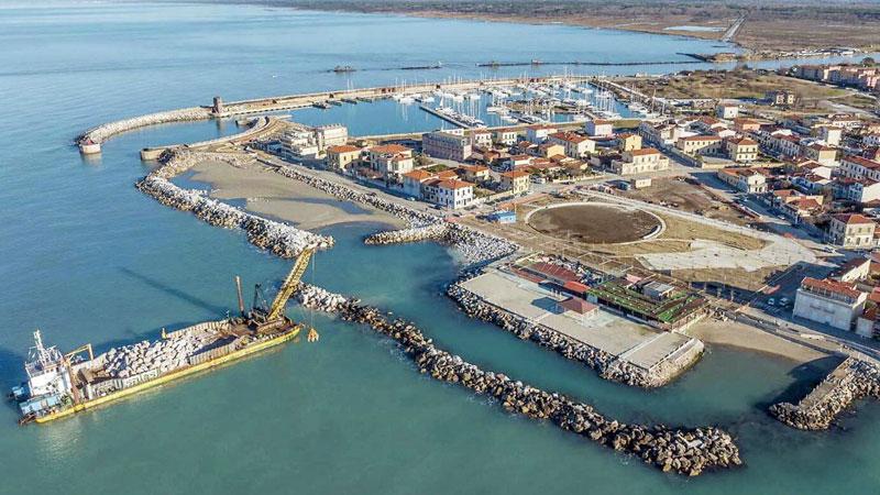La motonave a Marina: i lavori riguardano il rifiorimento delle celle 1-2-3-4 nel tratto di litorale compreso tra via Tullio Crosio e piazza delle Baleari