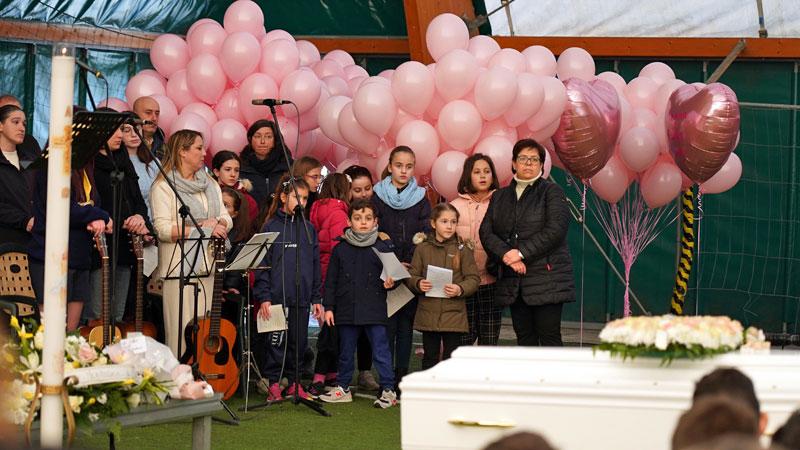 Muore a 8 anni, a Bientina palloncini in cielo per Matilde: «Sarai la stella più luminosa»