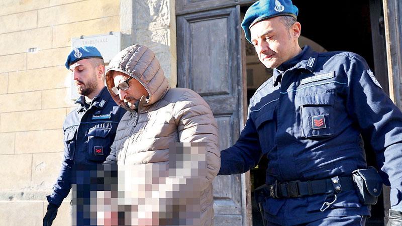 Daniele Maiorino mentre viene scortato fuori dal tribunale dopo l’udienza (foto Nucci)